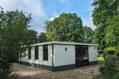 Image de With a spacious garden and lots of privacy, it is great to relax. Enjoyable together or with children, anything goes.