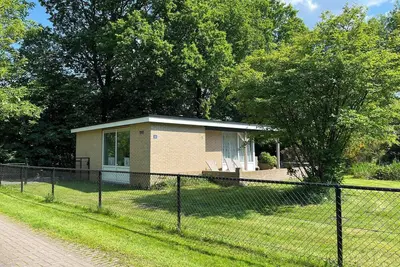 Image de Enjoy a wonderful stay in this detached bungalow. The spacious garden gives you all the freedom you need to enjoy the outdoors.