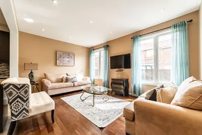 Image de Beautiful 4 Br Home. Backyard Oasis. Chefs Kitchen