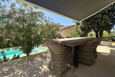 Image de Les Lauriers Roses, villa climatisée avec jardin et piscine.