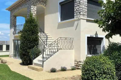 La Maison de Gari, maison spacieuse avec piscine et bel extérieur
