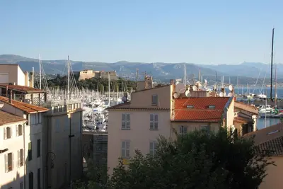Image de 01. Bright and airy apartment with balcony & terrace in Old Town Antibes