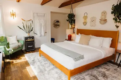Image de Snowy Owl Suite - Sleeps 2 - Downtown Tofino
