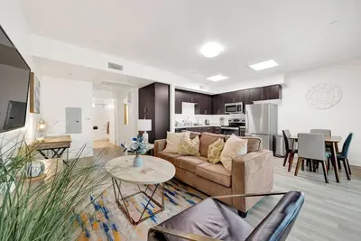 Image de Extended Stay Walk to Americana | Close to Studios