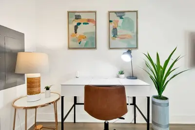 Image de Walk to Americana King Bed, Parking, In-Unit Laundry, Gym