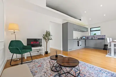 Image de Modern 3br Bungalow | Sleeps 6+ | Parking | Garden | Near Jr Hospital