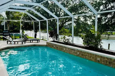 Image de Sunset view Waterfront Villa with Pool & Spa. Family & Pet-Friendly