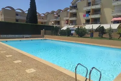 Image de T2 lumineux Très bien situé avec piscine et parking, proche mer et port