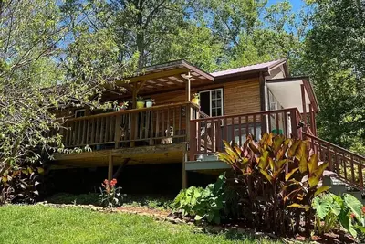 Image de Charming 3-bedroom cabin with Hot tub, Wi-fi Near Nolin Lake and Mammoth Cave