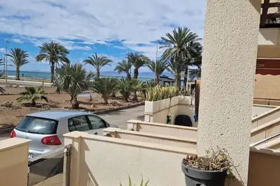 Image de 2 bedroom, air conditioned beach apartment  with patio, sea and mountain view