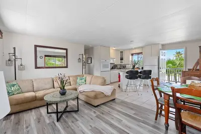 Image de Ohana Island Retreat: 2br Coastal Escape w/ Lanai & Mountain Views