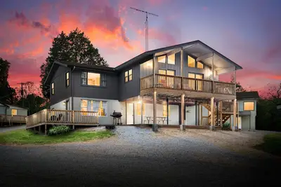 Image de Spacious Lakefront Getaway for 9, Pet-Friendly 3br/2ba Cottage + Free Boat Slip!