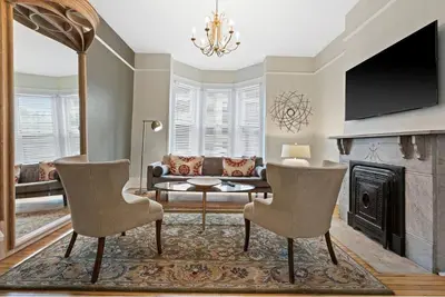 Image de 4 Bed 1. 5 Bath, 3 Story Townhouse, Free Parking