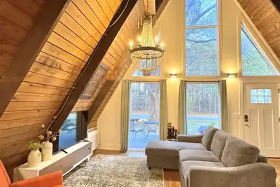 Image de Modern Luxury A-Frame Retreat on a 2-acre Pond. Weekly & monthly discounts.