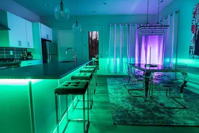 Image de *PoolTable * 15 Mins to  Uptown & Dt * King Bed!