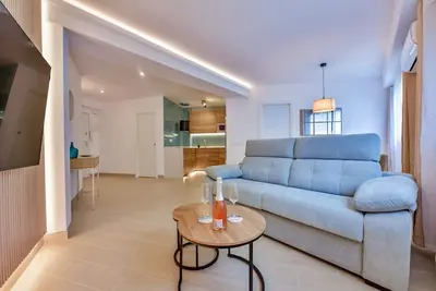 Image de Cozy apt 50m from beach, prime central location
