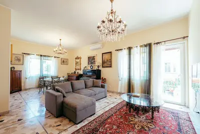 Image de Elegance & Art in Garden City, 3 bdr 5' Metro