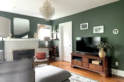 Image de Cozy Cottage on Main. Halfway between the Ark and Creation Museum!