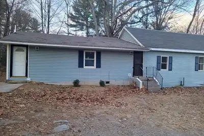 Image de Older house near parks, beach, fishing, boating, river rafting, and night life.