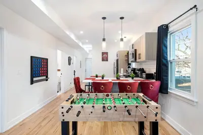 Image de Modern 3 Br Apt - 5 Mins to Downtown Sleeps 10