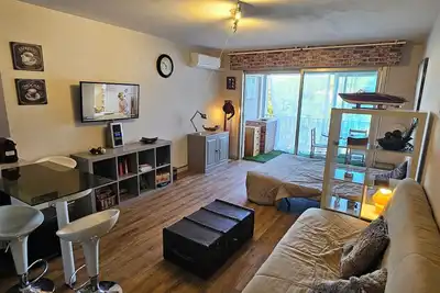 Image de Studio rénové et  climatisé à 100 m du port et des plages