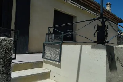Image de Maison de village (1er étage) avec terrasse à Malaucéne au pied du Mont Ventoux
