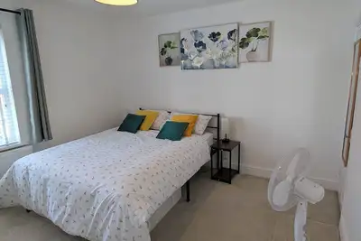 Image de 6 minutes from Gatwick Airport. 33 minutes from Central London by train.