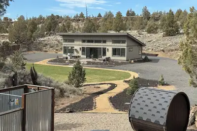 Image de Tranquil Wellness Oasis-Barrel Sauna/Cold Plunge/RedLite/Juicer/Walking Paths