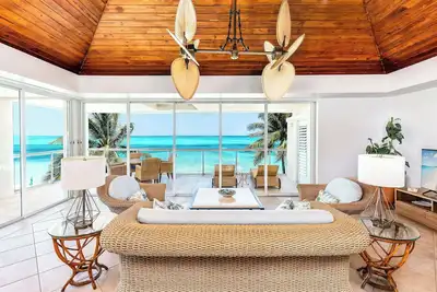 Image de New Listing: Pristine 2-Bedroom Oceanfront Penthouse Suite on Grace Bay Beach