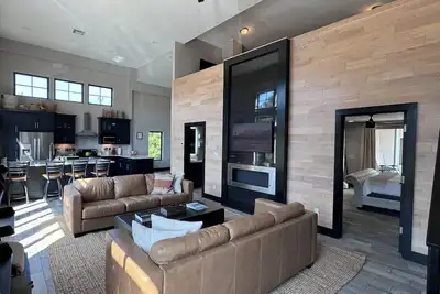 Image de Two Luxe Lofts, One Perfect Stay Walk Everywhere