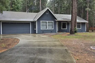 Image de Entire home just 14 miles from Lassen Volcanic National Park