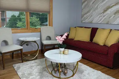 Image de We have a spacious updated two bedroom apartment. Four person maximum  - No Pets