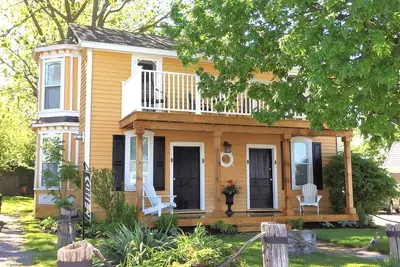 Image de Charming canal front guest cottage, close to Niagara Falls and wineries.