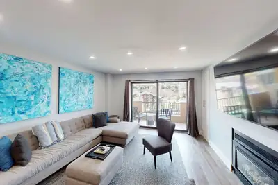 Image de Modern condo with views, 3-minute walk to gondola access & cozy fireplace