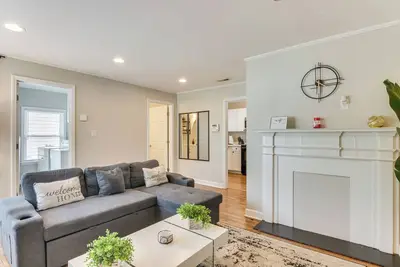 Image de < 2 Mi to Uptown Charlotte: Home w/ Large Yard!