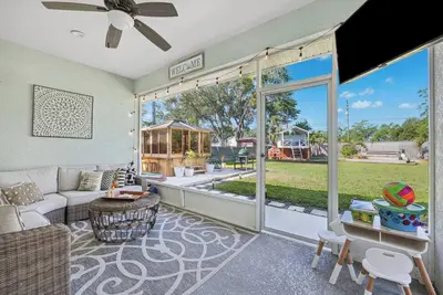 Image de Sleek Home w\/ Hot Tub, Koi Pond & Yard in Seminole