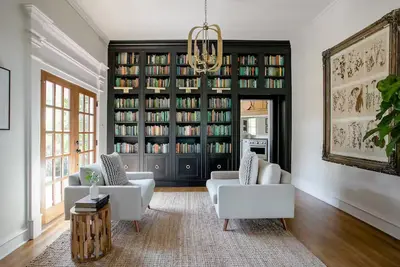 Image de Magnolia's Historic Hillcrest Estate - Designed & owned by Chip & Joanna Gaines