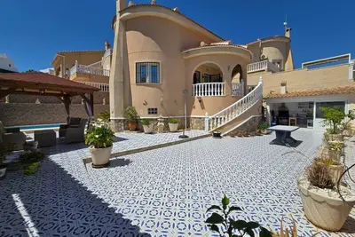 Image de Villa indépendante avec piscine privée, dans un havre de paix et proche de tout!
