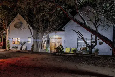 Image de Charming 3-Bedroom Rustic Luxury Farmhouse  — Minutes from the Victoria Falls