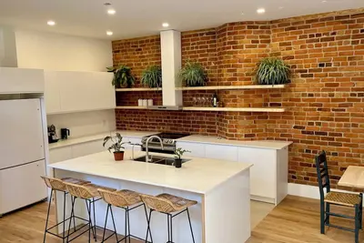 Image de 4-bdrm, Plateau. Fully renovated, exposed brick, 10' ceilings and floating tub