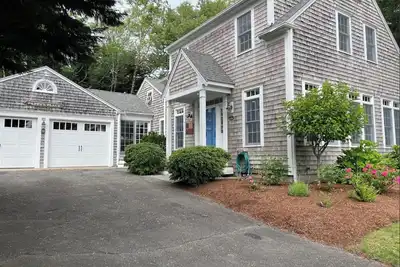 Image de Walk to town and beach from this updated 3br house in historic Chatham