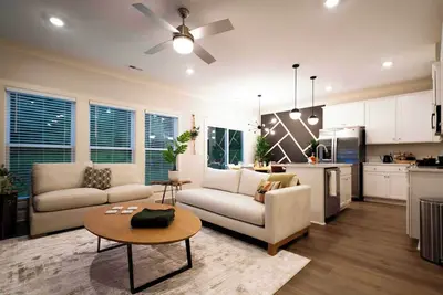 Image de Band New Luxury Stay, 3 min to Downtown Sleeps 10