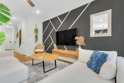 Image de Luxury Stay 2 min to Downtown, King Beds Brand New