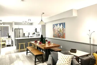 Image de Bike In/Bike Out - Beautiful townhouse with safe private garage!