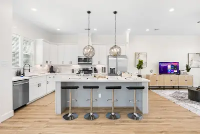 Image de Downtown Retreat w/ Rooftop & Patio – Perfect for Groups