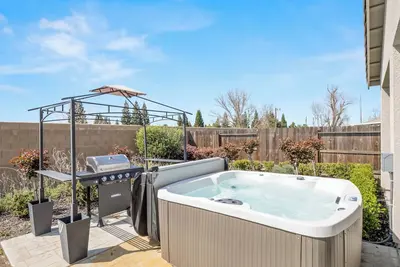 Image de Brand New, Hot Tub, King Suite, Bbq, Fire Pit!
