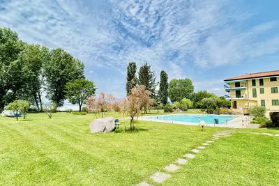 Image de Little Venezia Apartment - Détendez-vous dans la piscine face au lac