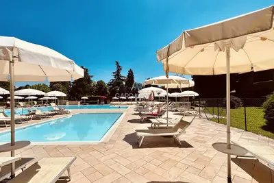 Image de Scylla Apartment - 200 m du lac de Garde avec piscine