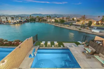 Image de Indoor+outdoor games, fire pit, Bbq, lake views