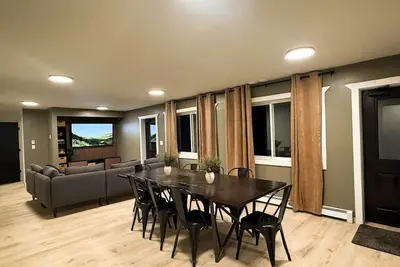 Image de Beautiful 5-Bedroom Bungalow in the Woods - Mountain + Lake Views